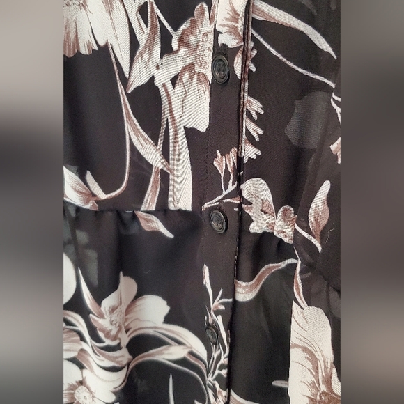 Maurices Women’s Blouse S Black Pink Floral High-Low Hem NWOT Short Sleeve - Picture 4 of 7